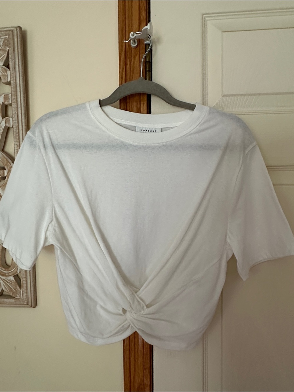 TOPSHOP Twist-Front White Women's Tee - Casual Crop Top. Size 6.